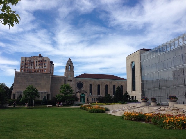 ロヨラ大学 Loyola University Happy Windy Chicago